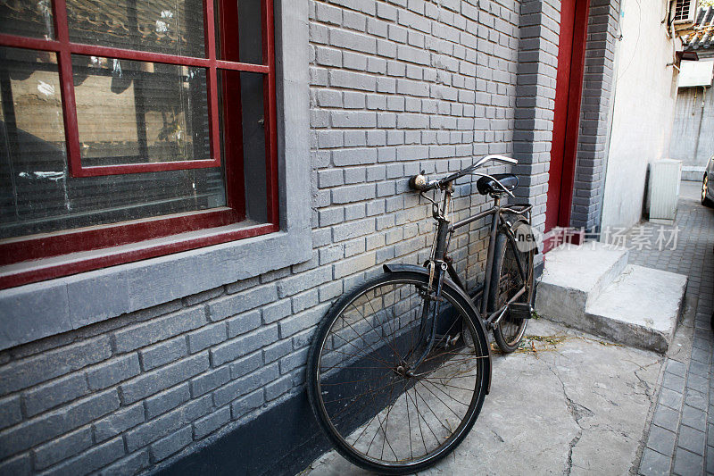 旧自行车在北京胡同- XXXLarge